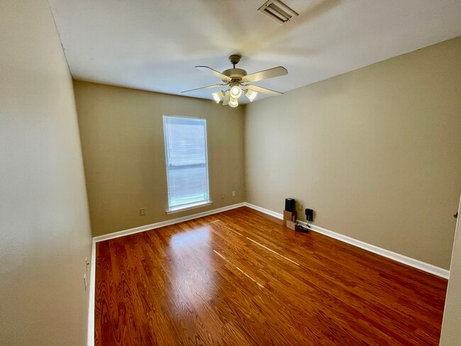 Building Photo - 115 Lakeside Dr