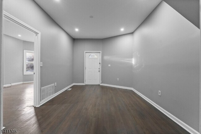 Building Photo - 467 Summer Ave