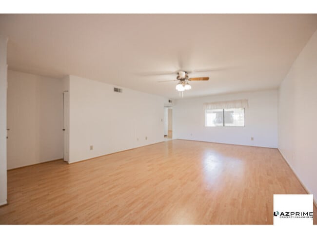 Building Photo - Lovely 3/2 End Unit Townhouse in Glendale ...