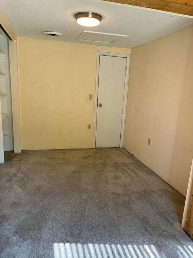 Building Photo - STUDENTS WELCOME! Spacious Ranch Home Across from City Park!