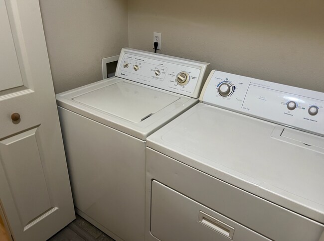 Building Photo - 635 NE Garswood Ln