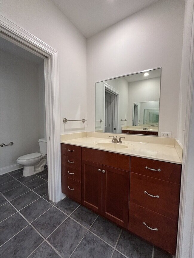 Building Photo - 5565 Colonial Chatsworth Cir