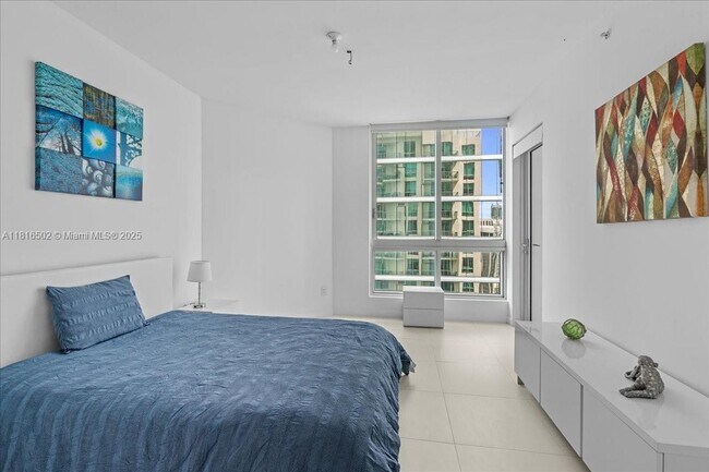 Building Photo - 300 S Biscayne Blvd