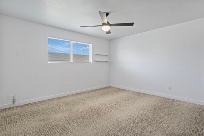 Building Photo - 2166 E Greenway Dr