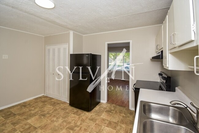 Building Photo - Enjoy living the good life in this 3 bedro...