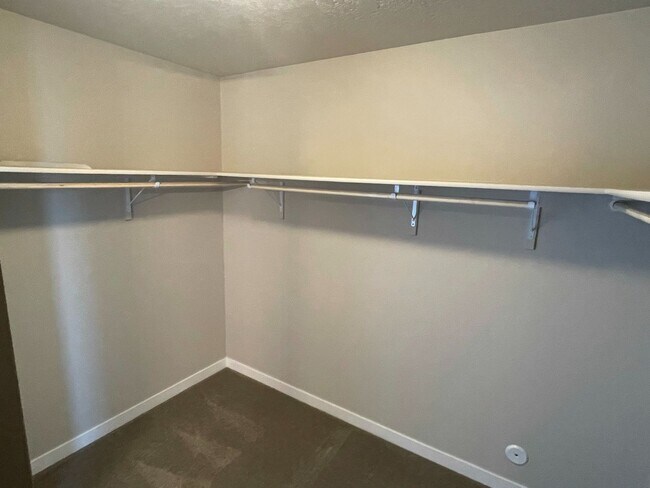 Building Photo - 4 bedroom 2 bath large loft area upstairs / All bedrooms downstairs