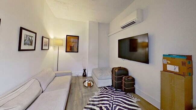 Building Photo - First month free ~ 1 bed / 1 bath on King Street