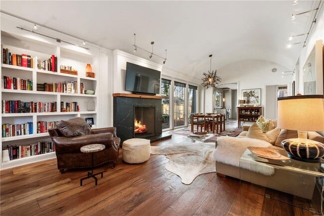 Building Photo - 212 Geneva St