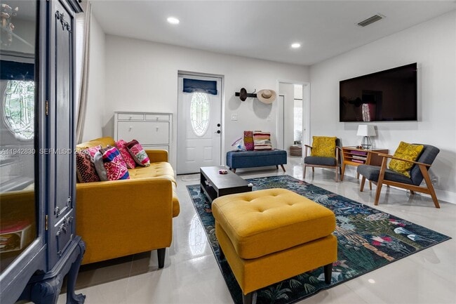 Building Photo - 320 S 28th Ave