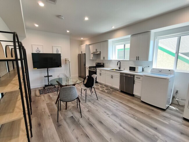 Building Photo - 3020 Normandie Ave