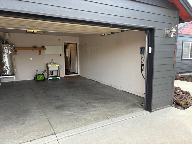 Building Photo - Redmond Home with Amazing Deck Views