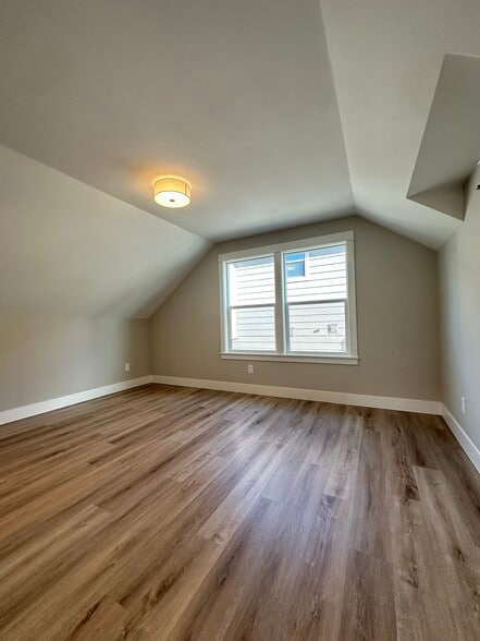 Building Photo - 5325 NE Flanders St