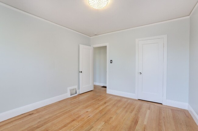 Building Photo - 3 Bed / 2 Bath Cayuga Terrace single family home with garage parking and private backyard. YouTub...