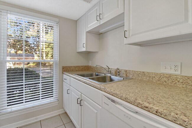 Building Photo - Knollwood Estates