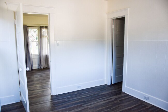 Building Photo - Grand (384-394) South