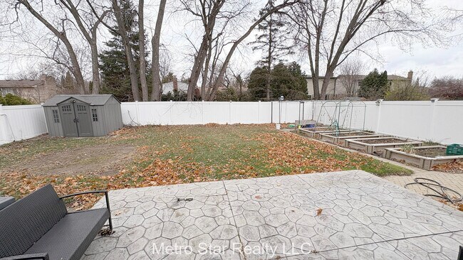 Building Photo - 1553 Lakewood Dr