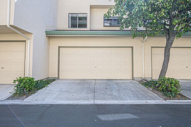 Building Photo - 1912 Magdalena Cir