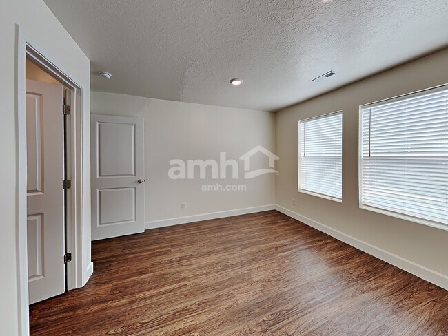 Building Photo - 1184 N Wagon Way