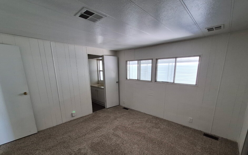 Building Photo - 3601 E Wyoming Ave