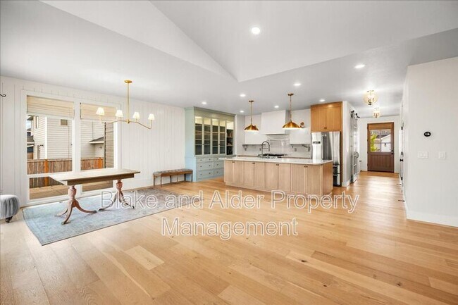 Building Photo - 496 NW Cascade Mountain Dr