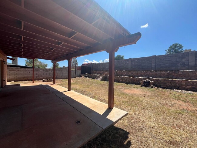 Building Photo - Spacious 3 bedroom with den.