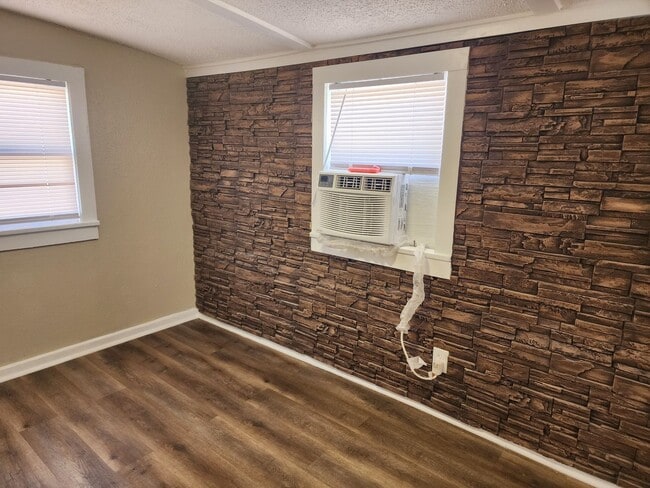 Building Photo - 213 W 9th St