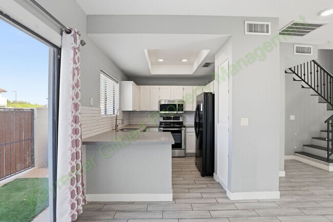 Building Photo - Charming Townhome Living in the Heart of Chandler – Community Pool & Prime Location!