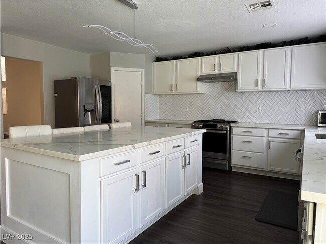 Building Photo - 2425 Island Paradise Ave