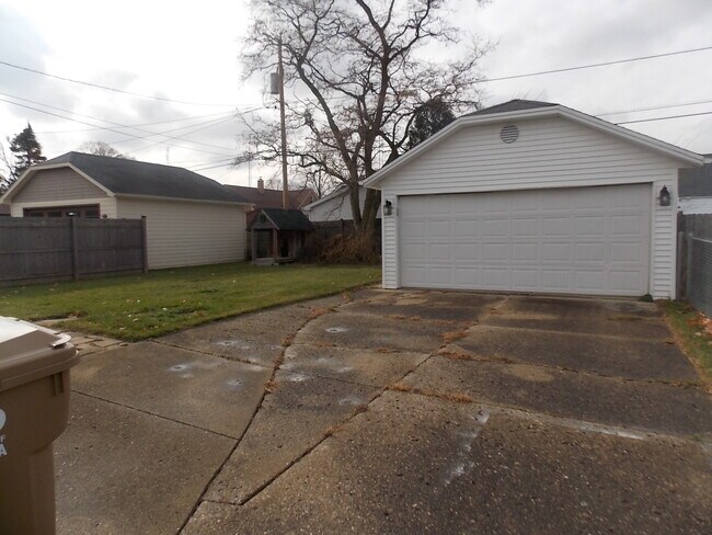 2.5 Car Garage - 7532 27th Ave