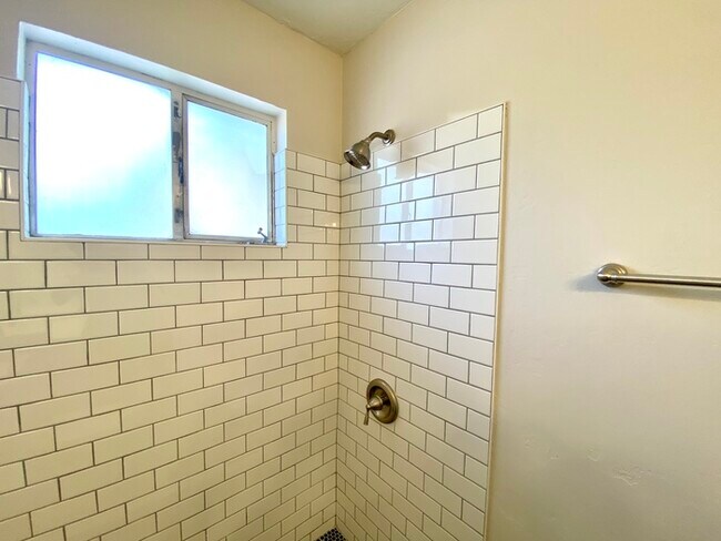 Building Photo - Newly Renovated Spacious 1 Bedroom with Vi...