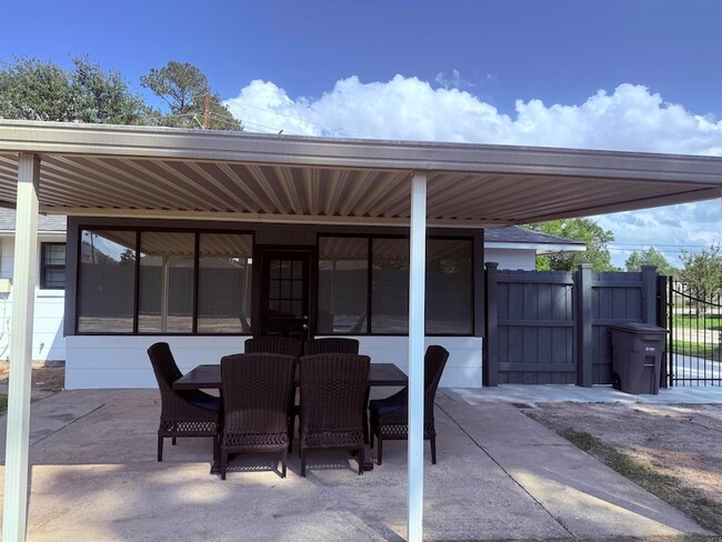 Building Photo - 4320 Bluebonnet Rd