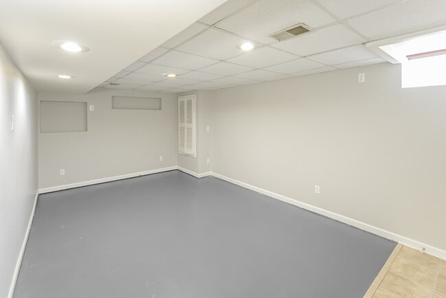 Building Photo - 2700 Powell Dr