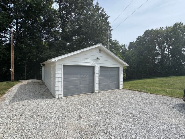 Building Photo - Charming Bungalow with space to move