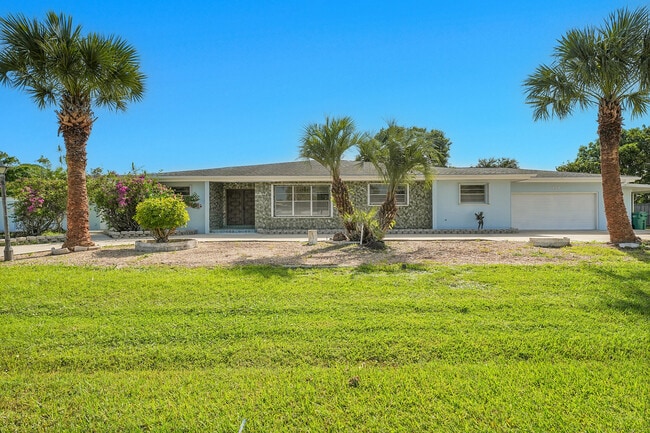 Building Photo - 154 SE Naranja Ave