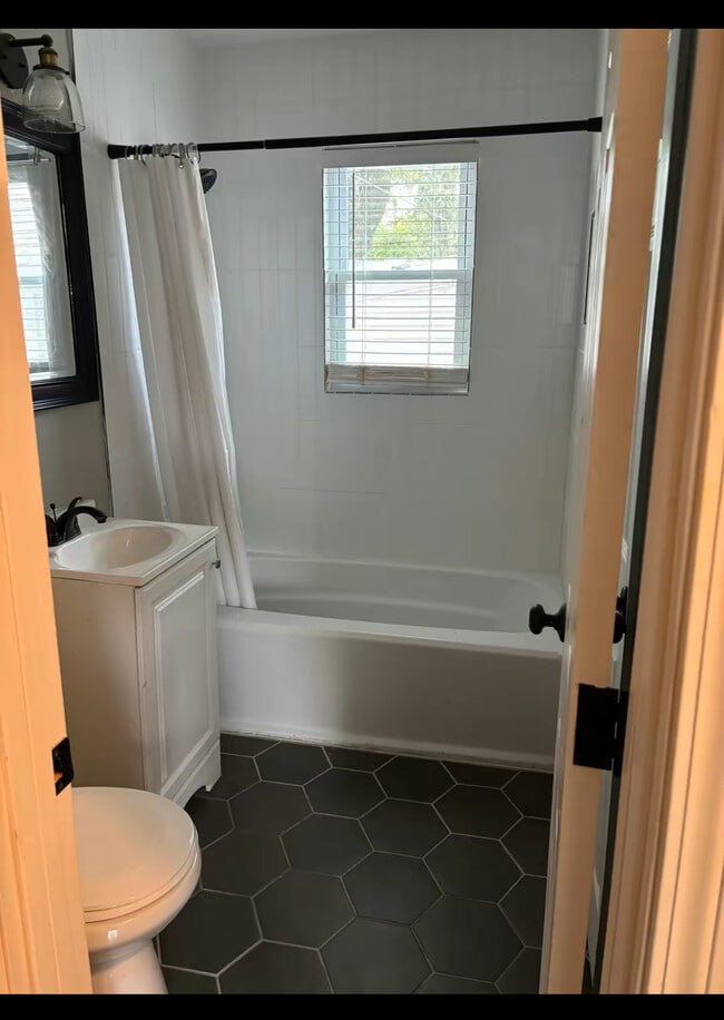 Building Photo - 469 Lytle St