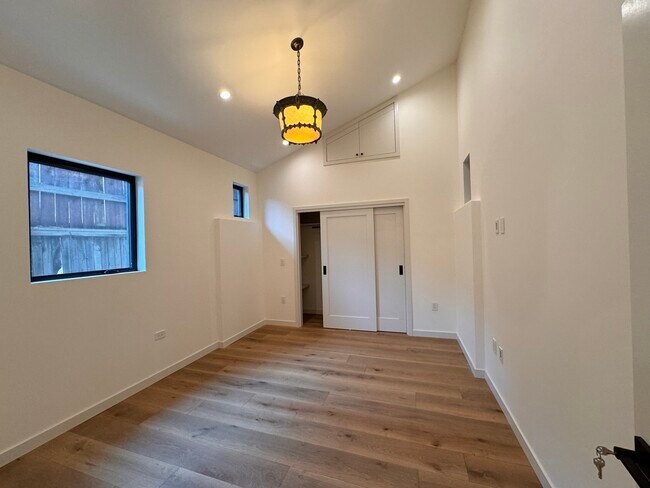 Building Photo - 2111 Hyperion Ave