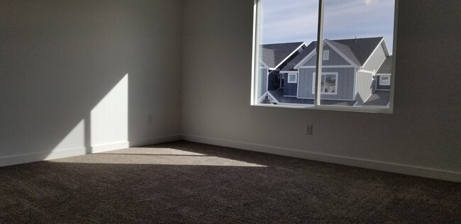 Building Photo - 3 Bedroom Town Home in Herriman Available ...