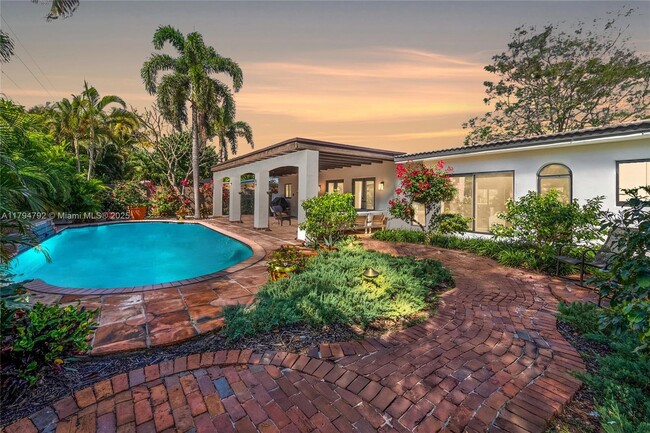 Building Photo - 2600 Yacht Club Blvd