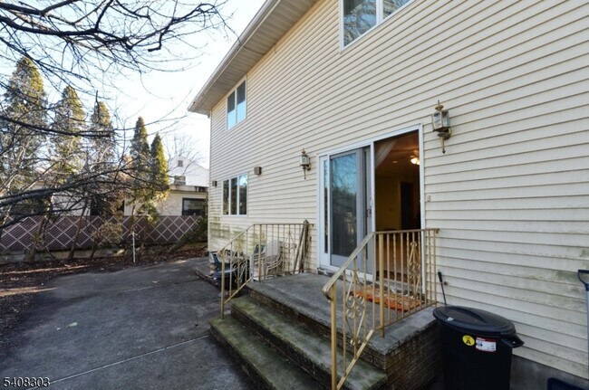 Building Photo - 121 Frederick Ave