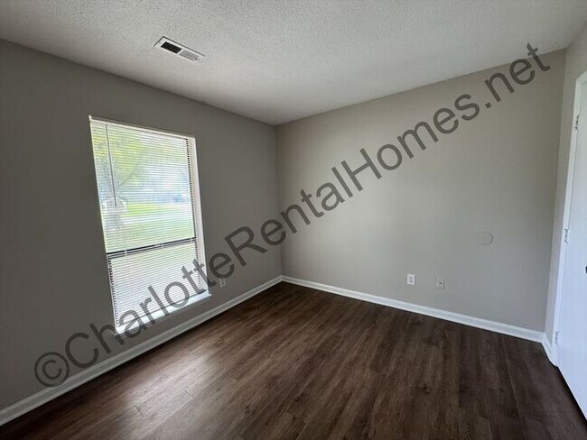 Building Photo - Nice 3 bedroom 2 bath home in Mint Hill!