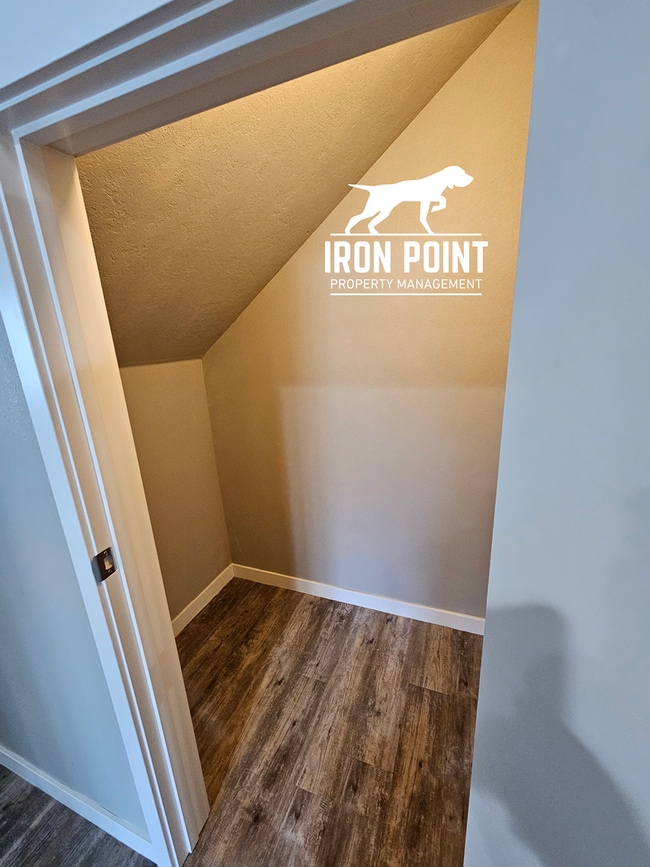 Building Photo - JE911