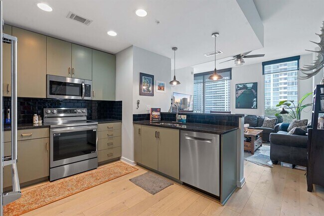 Primary Photo - 360 Nueces St