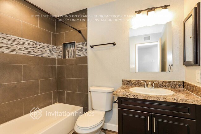 Building Photo - 6102 S Parkside Dr