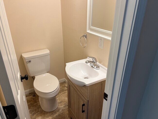 Building Photo - 405 W Collinsville Rd