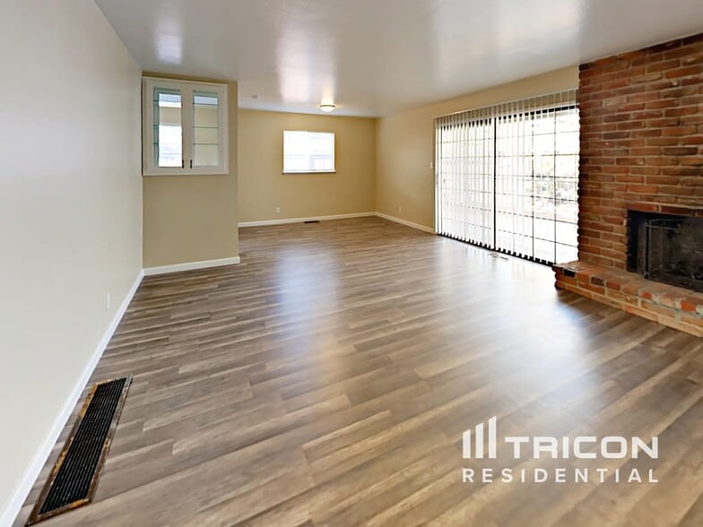 Building Photo - 1355 Royal Dr