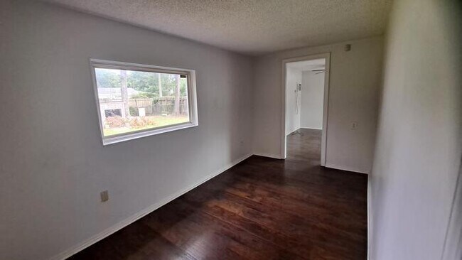 Building Photo - 8505 Lyn Ave