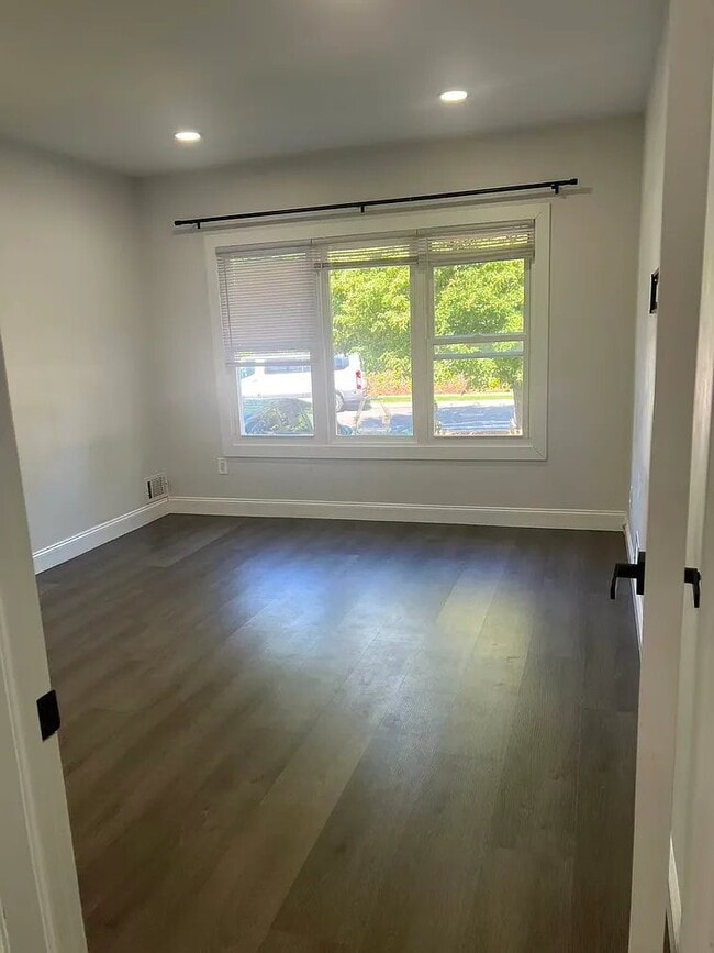 Building Photo - 709 Collfield Ave
