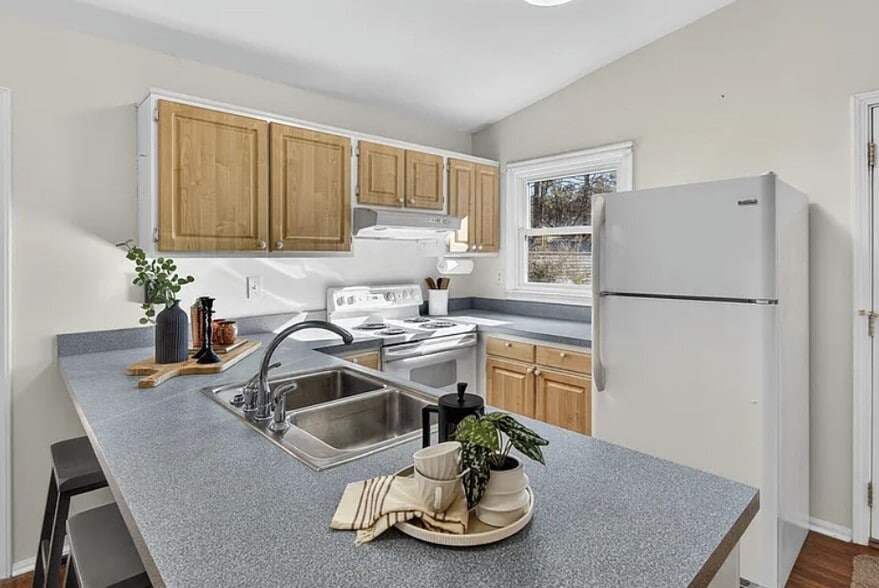 Building Photo - 5621 Pelham Rd