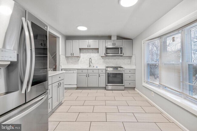 Building Photo - 4111 Landgreen St