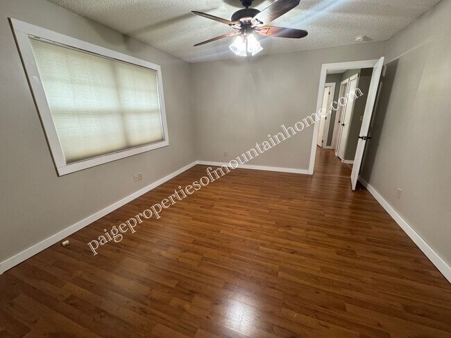 Building Photo - Charming 3 Bedroom, 2 Bath Home with Sunroom, Garage & Privacy-Fenced Yard